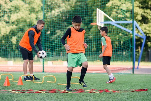 Atleta che esegue sprint sul campo da calcio durante allenamento