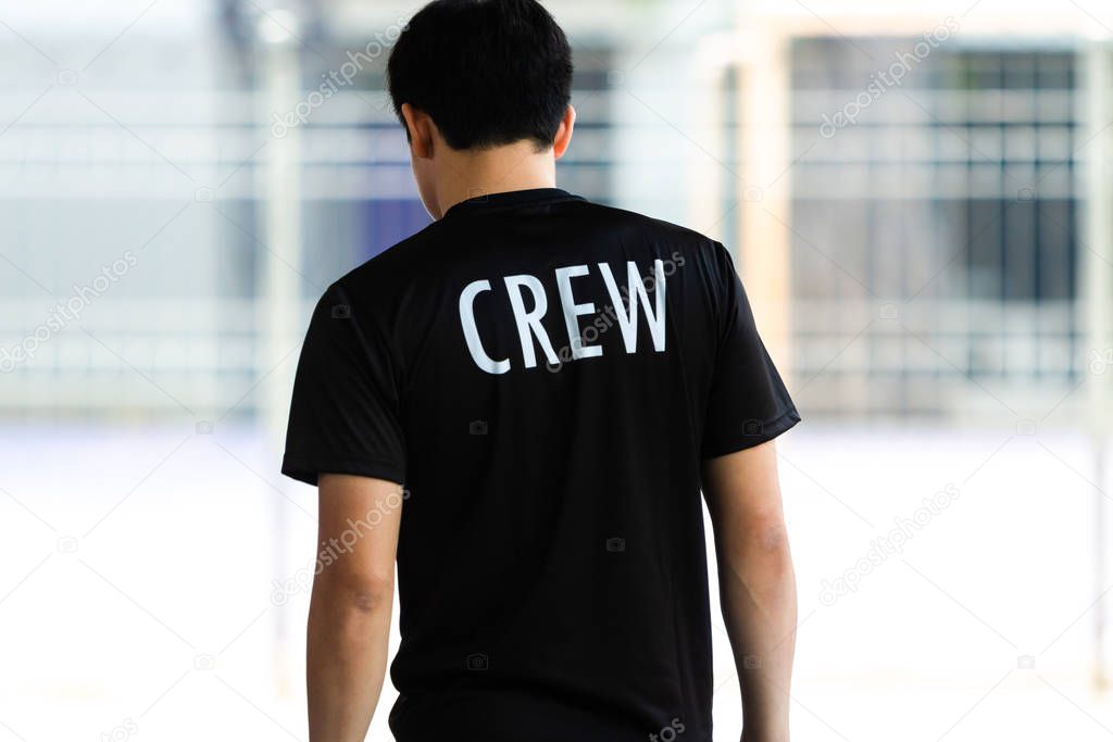 Squadra che si allena con staff tecnico in campo