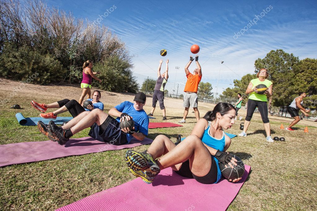 Bootcamp di gruppo con esercizi a corpo libero e kettlebell
