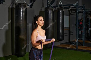 Personal trainer che imposta una scheda di allenamento su tablet in palestra