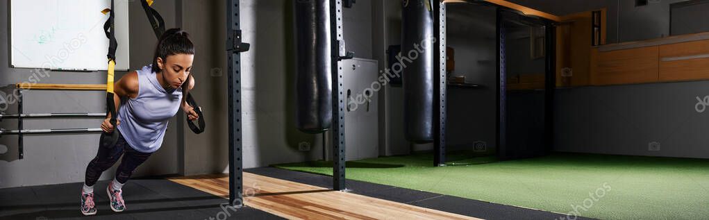 Atleti che ruotano tra stazioni di allenamento funzionale